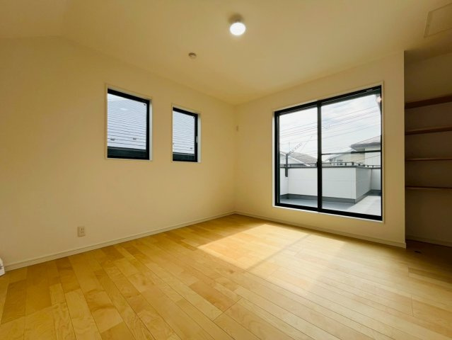 【収納】 | 練馬区豊玉南２丁目　新築戸建て　C号棟 | 【施工例】収納スペースも豊富に確保、衣類もスッキリです