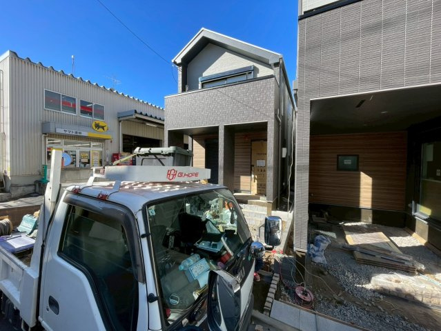 【外観】 | 練馬区豊玉南２丁目　新築戸建て　C号棟 | 落ち着いた色合いと洗練されたフォルムが街並みに美しく調和