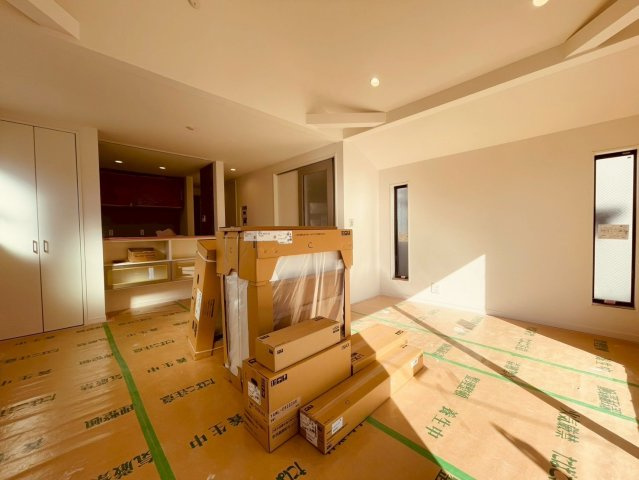 【居間・リビング】 | 練馬区豊玉南２丁目　新築戸建て　C号棟 | 【建築中】大きな窓で開放感いっぱいのLDK空間