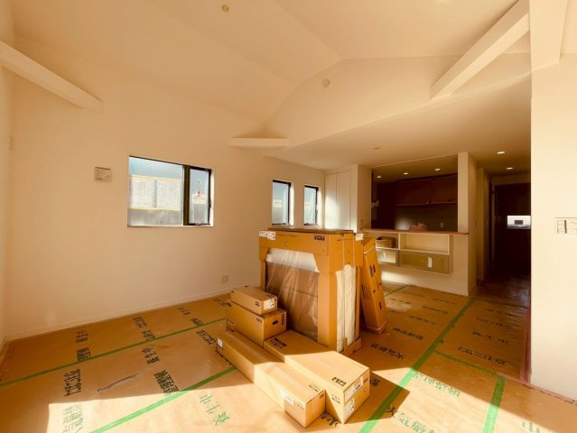 【居間・リビング】 | 練馬区豊玉南２丁目　新築戸建て　C号棟 | 【建築中】やわらかな陽光が差し込み、家族の笑顔が集う空間