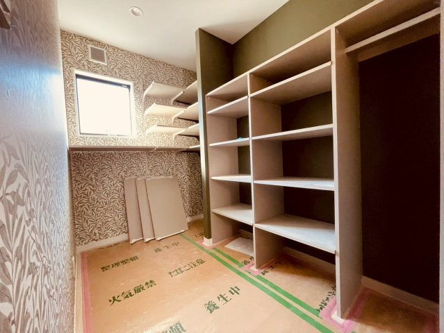 【キッチン】 | 練馬区豊玉南２丁目　新築戸建て　C号棟 | 【建築中】収納豊富なパントリーは食品のストックに便利