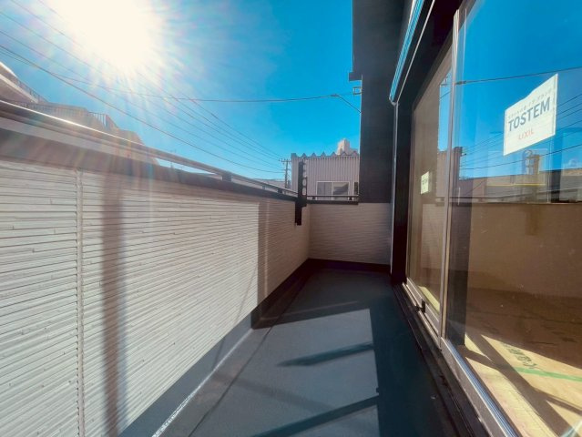 【洋室】 | 練馬区豊玉南２丁目　新築戸建て　C号棟 | 【建築中】明るい陽射しが差し込み、穏やかな時間を過ごせます