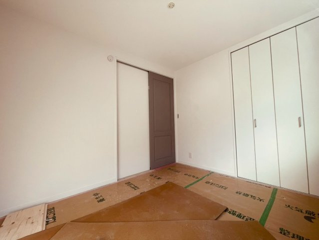 【洋室】 | 練馬区豊玉南２丁目　新築戸建て　C号棟 | 【建築中】落ち着いた色合いで、読書や趣味の時間も楽しめる洋室