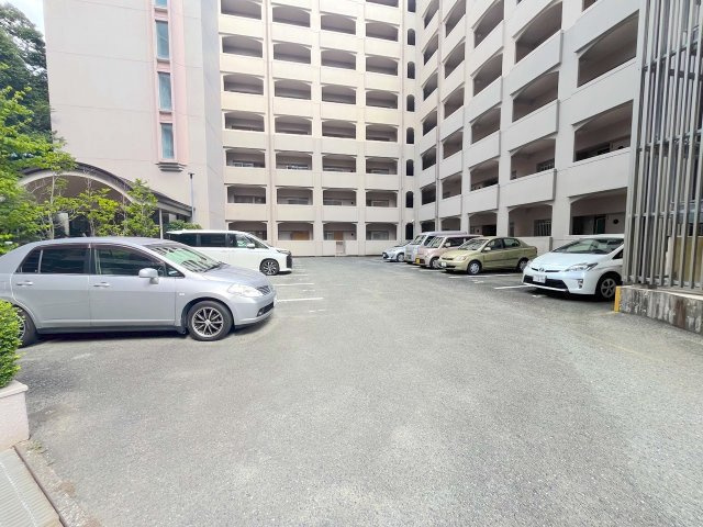 エクセレンス荒江の駐車場