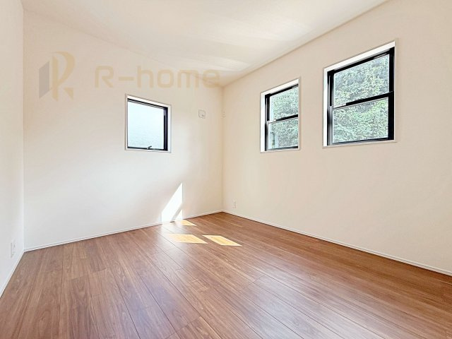 小美玉市小川第1　新築戸建て　1号棟の洋室|2面窓の風通しの良い洋室です♪差し込む暖かな陽当たりで、室内がくつろげる空間に早変わりです♪