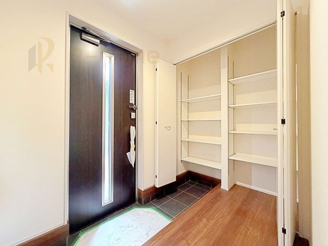 小美玉市小川第1　新築戸建て　1号棟の玄関|気持ちよくご家族やゲストを送迎できる穏やかな雰囲気の玄関♪大きな下駄箱で玄関廻りスッキリ♪