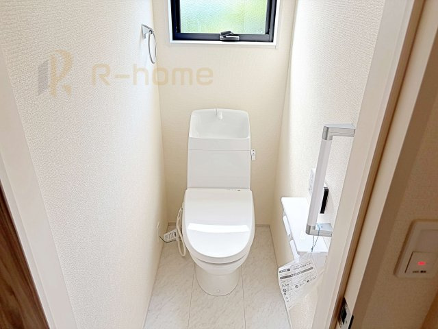 小美玉市小川第1　新築戸建て　1号棟のトイレ|小窓が付いた明るいトイレ♪
温水洗浄便座付きです。