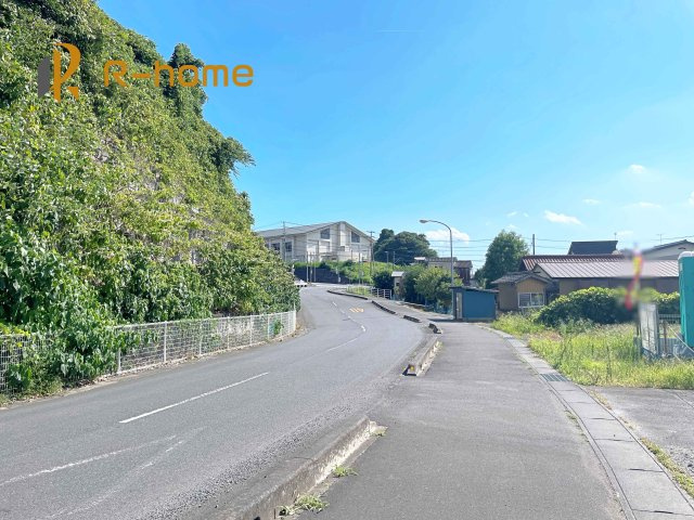 小美玉市小川第1　新築戸建て　1号棟の前面道路含む現地写真|周辺環境も併せて案内致します♪
閑静な住宅地で笑顔あふれる新生活！
ぜひ現地へお越しください♪