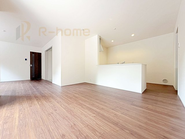 小美玉市小川第1　新築戸建て　1号棟の居間・リビング|広々とした余裕のあるリビングです♪大きな窓からは自然光が届きます。