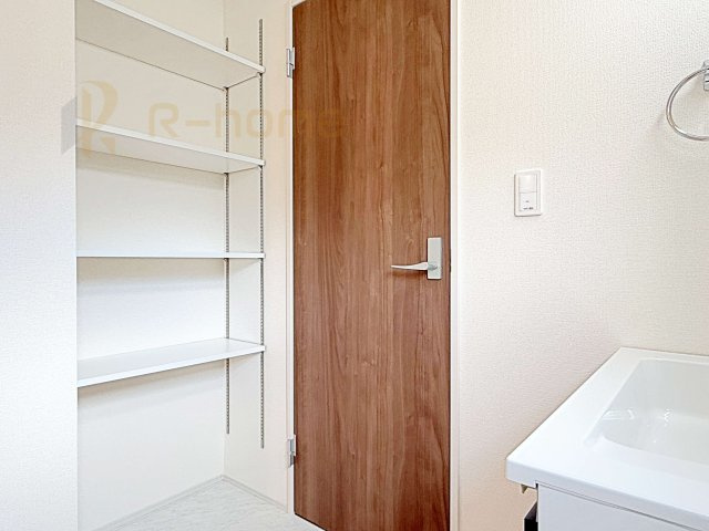 小美玉市小川第1　新築戸建て　1号棟の洗面所|洗面所にタオルなどもスッキリ片付く収納スペース付き！