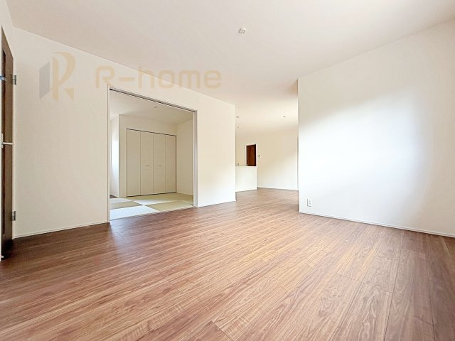 小美玉市小川第1　新築戸建て　1号棟の居間・リビング|広々としたLDK♪充分な広さがあり、ご家族でインテリアのレイアウトを考えるのも楽しみですね！