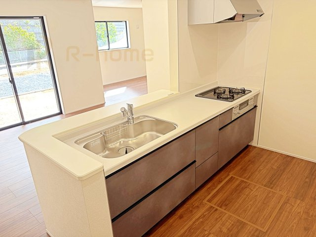 小美玉市小川第1　新築戸建て　1号棟のキッチン|料理をしながら家族とコミュニケーションが取れる対面式システムキッチン。