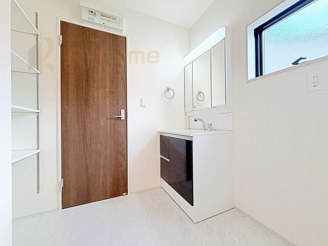 小美玉市小川第1　新築戸建て　1号棟の洗面所|三面鏡の使いやすい洗面台です。忙しい朝も家族みんなで身支度可能なスペース。