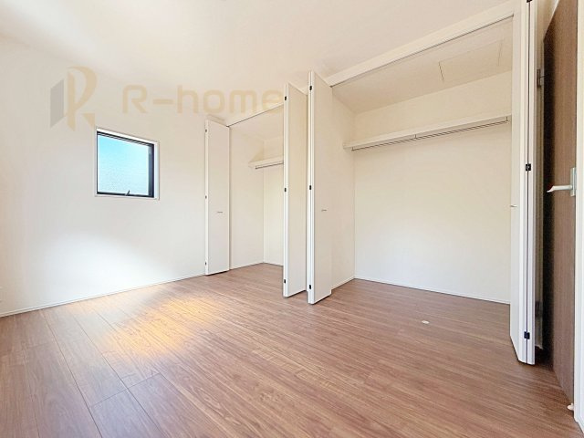 小美玉市小川第1　新築戸建て　1号棟の洋室|どんな部屋家具も合わせやすいシンプルな洋室！
たっぷりの日差しと心地よい風が舞い込む住まい♪