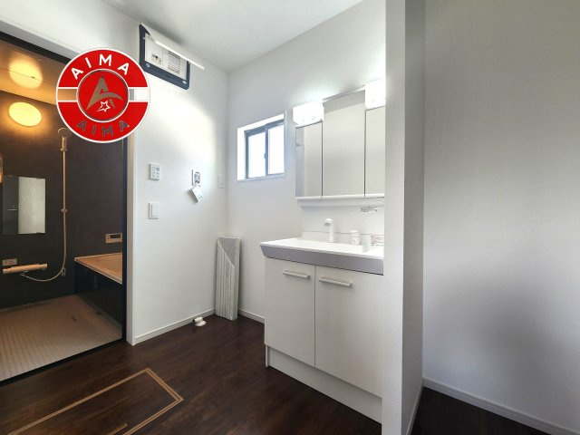 糟屋郡宇美町障子岳3丁目第1-4棟(4号棟)の内観：施工例|ゆとりの洗面スペースで朝の身支度もスムーズに。暮らしを快適に変えるシャワー付洗面台です！