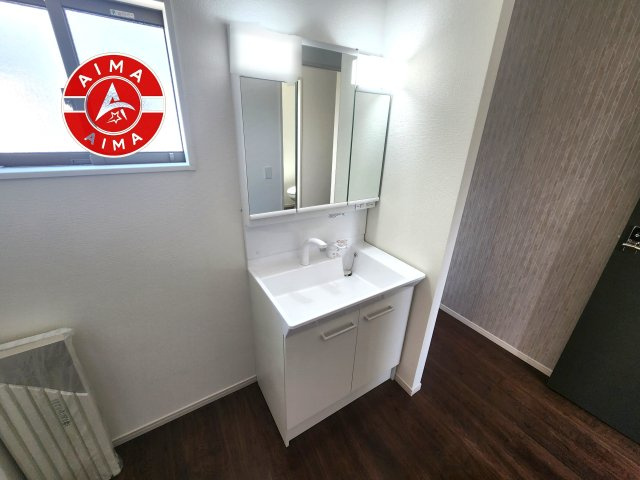 糟屋郡宇美町障子岳3丁目第1-4棟(4号棟)の内観：施工例|毎日使うものだから清潔な空間を保ちたい水回り。洗面にはそんな願いを解消させてくれる収納アイデアが満載です。三面鏡の裏側にはキャビネットが現れ小物から背の高い物まで収納できます。