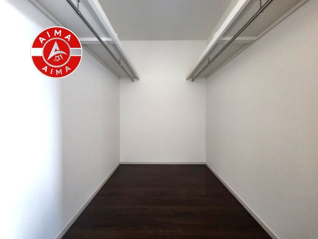 糟屋郡宇美町障子岳3丁目第1-4棟(4号棟)の内観：施工例|洋服や大きな荷物が多い方や人数の多いご家族などは、一般的なクローゼットよりもウォークインクローゼットのほうが使い勝手が良いです。