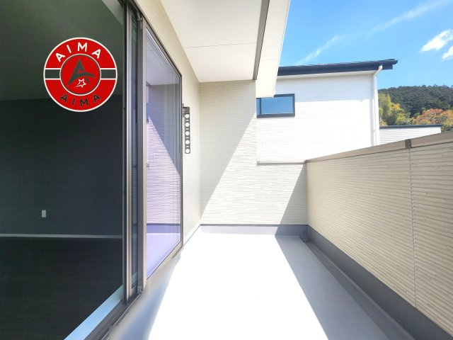 糟屋郡宇美町障子岳3丁目第1-4棟(4号棟)の外観：施工例|風をしっかりと感じられるバルコニーでは、毎日が洗濯日和です。広々としているので洗濯も楽しくなるでしょうし、気分転換にバルコニーからの眺めを楽しむのもいいでしょう。