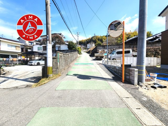 糟屋郡宇美町障子岳3丁目第1-4棟(4号棟)の前面道路含む現地写真|前面道路は閑静な住宅地をはしる車通りの少ない道路。お車の出し入れが苦手なママや小さなお子様にも安心ですね。しっかり舗装もされているので、ベビーカーや自転車で通っても快適に通行できます。