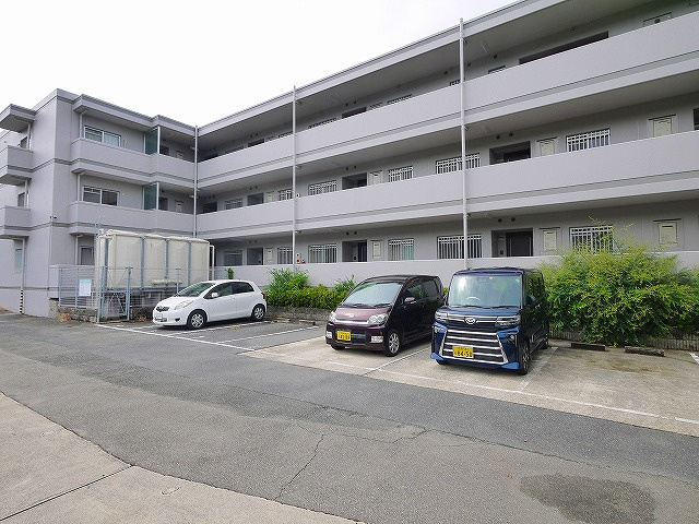 ジュネス東生駒（辻町）の駐車場