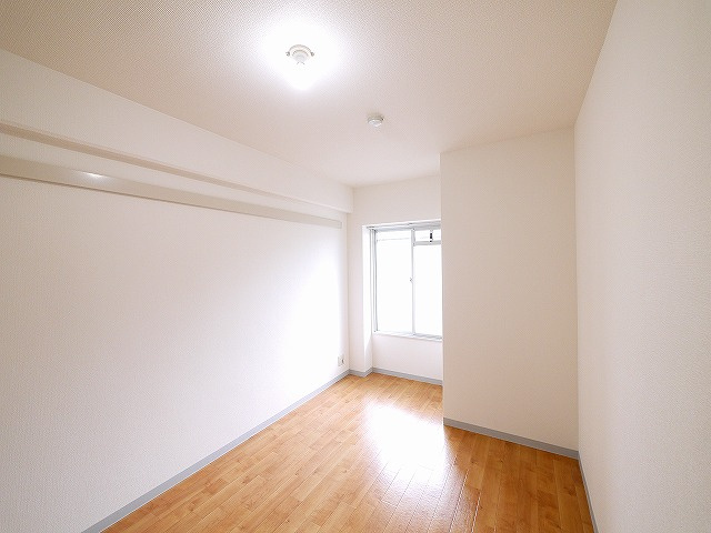 ジュネス東生駒（辻町）の洋室