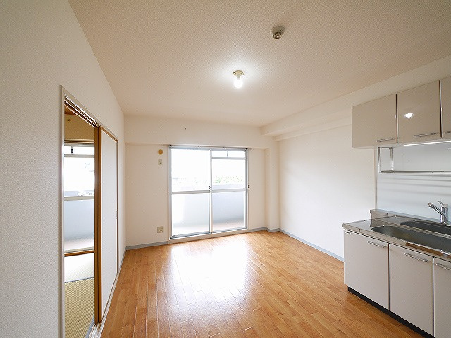 ジュネス東生駒（辻町）の居間・リビング