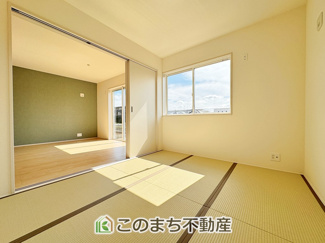 【和室】LiveleGarden.S第1下野大光寺 2号棟 【和室】 | LiveleGarden.S第1下野大光寺 2号棟 | お子様のお昼寝にも便利な和室です。大きな窓から暖かな日差しが差し込みます♪