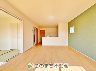 【居間・リビング】LiveleGarden.S第1下野大光寺 2号棟 【居間・リビング】 | LiveleGarden.S第1下野大光寺 2号棟 | 開放感のある広々としたリビング☆家族みんなでゆったりくつろげます♪ 南側から暖かな日差しが差し込みます♪キッチンからリビングの様子がよく見渡せます☆