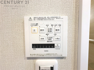 常に新鮮な空気を室内に供給し、室内の換気を効果的に行います。湿気やニオイ等を排出し、健康な環境を維持。快適な室内温度と湿度を調整し、エネルギー効率も向上。居住空間の快適性と健康面の改善が期待できます。