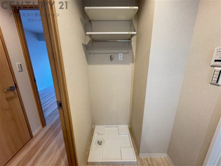 洗濯物の仕分け作業がしやすく、整理整頓が容易になります。洗濯音や湿気を他の部屋に持ち込まず、生活環境を快適に保ちます。上部を活用すれば収納スペースを確保でき洗剤や洗濯用品の整理もしやすくなります。