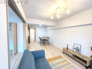 リビングダイニングは家族や友人とのコミュニケーションを楽しむ場所でくつろぎながら食事や会話を楽しめ、多目的に利用できリラックスできる空間です。家庭内の中心として機能し、快適な生活をサポートします。