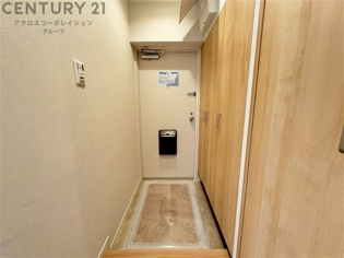 大きな玄関収納付きの玄関です　家族皆様の履物をしっかり収納できます
