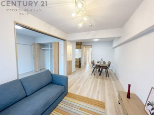 リビングダイニングは家族や友人とのコミュニケーションを楽しむ場所でくつろぎながら食事や会話を楽しめ、多目的に利用できリラックスできる空間です。家庭内の中心として機能し、快適な生活をサポートします。