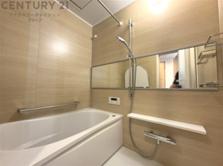 ユニットバスは省スペースでありながら、シンプルな設計と使いやすさを備え、簡便なメンテナンスが可能です。またミラー・小物置き場もあり便利です。