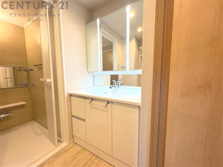 化粧品や洗顔料、歯ブラシなどの必需品をまとめて置ける収納スペースがあり、使用するたびに取り出す手間が省けます。また、水回りのため、濡れても大丈夫な素材が使用されており、お手入れが簡単です。