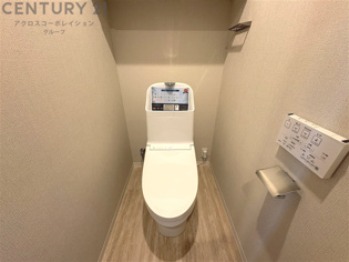 温水洗浄便座付トイレは温水洗浄機能により、暖かい水でおしりを洗浄することができ、冷たい水を使う従来の便座に比べ、温水洗浄機能で暖かいトイレを提供し、快適な使用を可能にします。