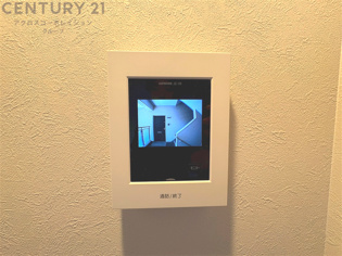 訪問者が来たときにテレビ画面で確認できるため、安心してドアを開けられます。録画機能があるものもあり、留守中に来訪者を記録しておくことができます。利便性が高く、セキュリティ面でも安心です