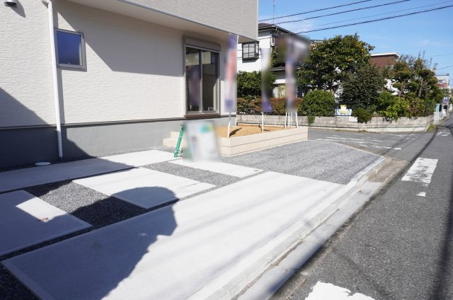越谷市大字弥十郎 新築分譲住宅の駐車場