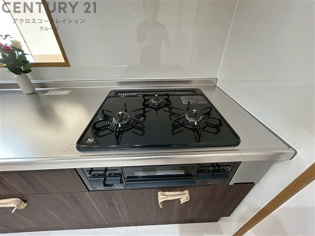 多数の調理器具を同時に使用でき、料理の効率化が可能。省エネで節約になり、様々な料理スタイルに適応できます。また、火力調整が独立しており、手入れや掃除もしやすく、今よりもっとお料理が楽しくなるかも。