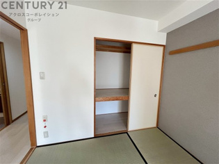 押入れは季節の衣類、寝具などを収納できます。伝統的な美しさと実用性が融合し、収納物を保護する調湿・換気効果があります。使い方によっては書類や小物なども効果的に整理でき空間を有効活用できます。