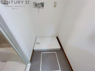 洗濯物の仕分け作業がしやすく、整理整頓が容易になります。洗濯音や湿気を他の部屋に持ち込まず、生活環境を快適に保ちます。上部を活用すれば収納スペースを確保でき洗剤や洗濯用品の整理もしやすくなります。