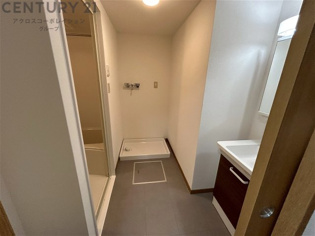 衣服の収納や脱ぎ着や整理整頓がしやすく、湿った衣類を乾燥させるスペースがありカビや臭いの発生を防ぎます。床の汚れを他の部屋に持ち込まず清潔を保つことができます。また快適な入浴環境の整備にも役立ちます。