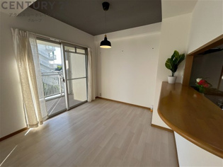 キッチン前のダイニングスペース　カウンターキッチンから料理の受け渡し等に便利です。ダイニングセットを置いても十分な広さを確保。