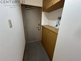 大きな玄関収納付きの玄関です　家族皆様の履物をしっかり収納できます
