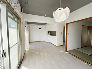 リビングダイニングは家族や友人とのコミュニケーションを楽しむ場所でくつろぎながら食事や会話を楽しめ、多目的に利用できリラックスできる空間です。家庭内の中心として機能し、快適な生活をサポートします。