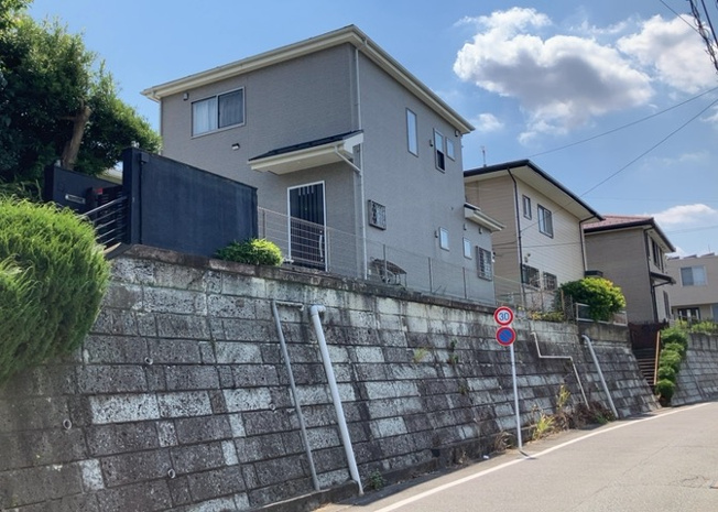【前面道路含む現地写真】 | 南側道路の場合は長い時間光を入れ込むことができるため、庭やリビングを道路側に持ってくることが多く土地価格も高い傾向にあります。一方北側道路だとリビングや庭が南側になりプライバシーを守ることができます。