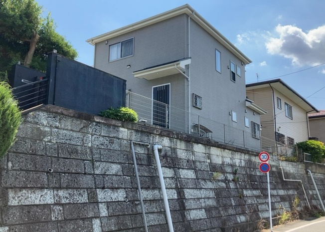 【玄関】 | 玄関は家の顔と言っても過言ではありません。現地を見学する際は玄関の広さや全体のバランスなどを見てみるといいでしょう。一般的なアプローチのしやすさだけではなく、お年寄りにも優しい設計のものだと安心です。