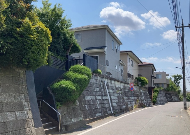 【前面道路含む現地写真】 | 住宅用の土地では前面道路に2m以上接していなければならないと法律で定められています。しかし、お持ちの車のサイズやライフスタイルなどにより、2mでは利便が悪い場合もございますので、事前に確認しましょう。