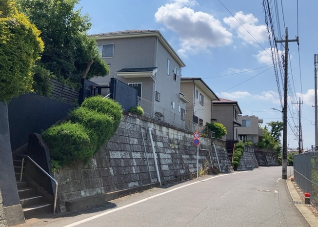 【前面道路含む現地写真】 | 道幅が広い場所は日当たりや風通が良好です。幅が広いのですれ違いも可能ですし大きな車でも駐車可能！一方で、大型車が通ることも多くなるため交通量の増加により騒音に繋がります。また土地の値段が高くなります。