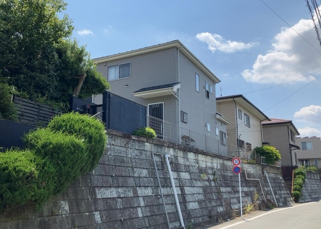 【庭】 | 庭があることでガーデニングや家庭菜園はもちろん、こどもの遊び場やペットを放して遊ぶことができます。また、家の周囲に余裕があるということです。隣地との間があれば、十分な日当たりと、風通しが確保できます。